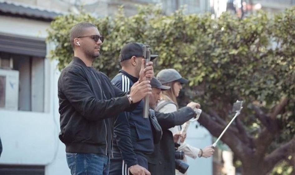 الصحفي خالد درارني أثناء تصوير مظاهرة في الجزائر العاصمة في ديسمبر/كانون الأول 2019.