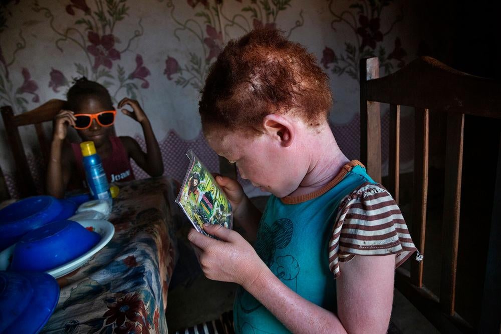 Josina (à direita) brincando com sua melhor amiga e sobrinha, Luisa, ambas com oito anos na época.