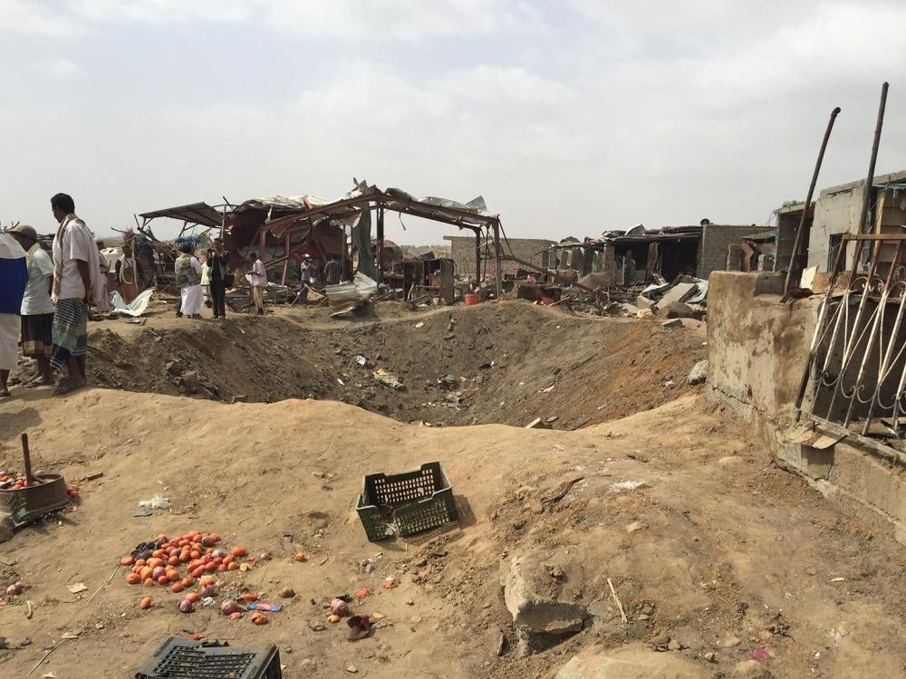 الحفرة الناتجة عن أول ضربة جوية للتحالف على سوق مستباء في 15 مارس/آذار، أمام صف من المحلات التجارية والمطاعم. 