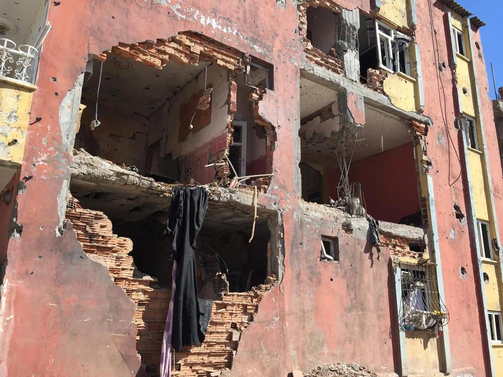 Security operations and armed clashes in Cizre from December 2015 to February 2016 damaged homes in the affected neighborhoods. The authorities began demolition immediately afterwards. 