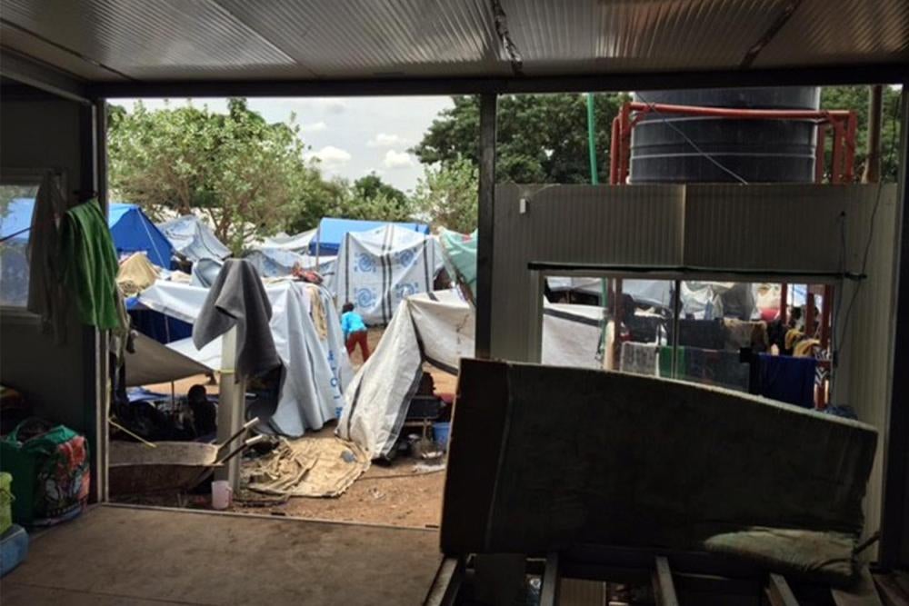 ضربت قذيفة هذا المقطورة في قاعدة للأمم المتحدة في ثونغبيني بجوبا، جنوب السودان، في 11 يوليو/تموز، ما أسفر عن إصابة عدد من النازحين المدنيين الذين خيموا بالقرب منه. 