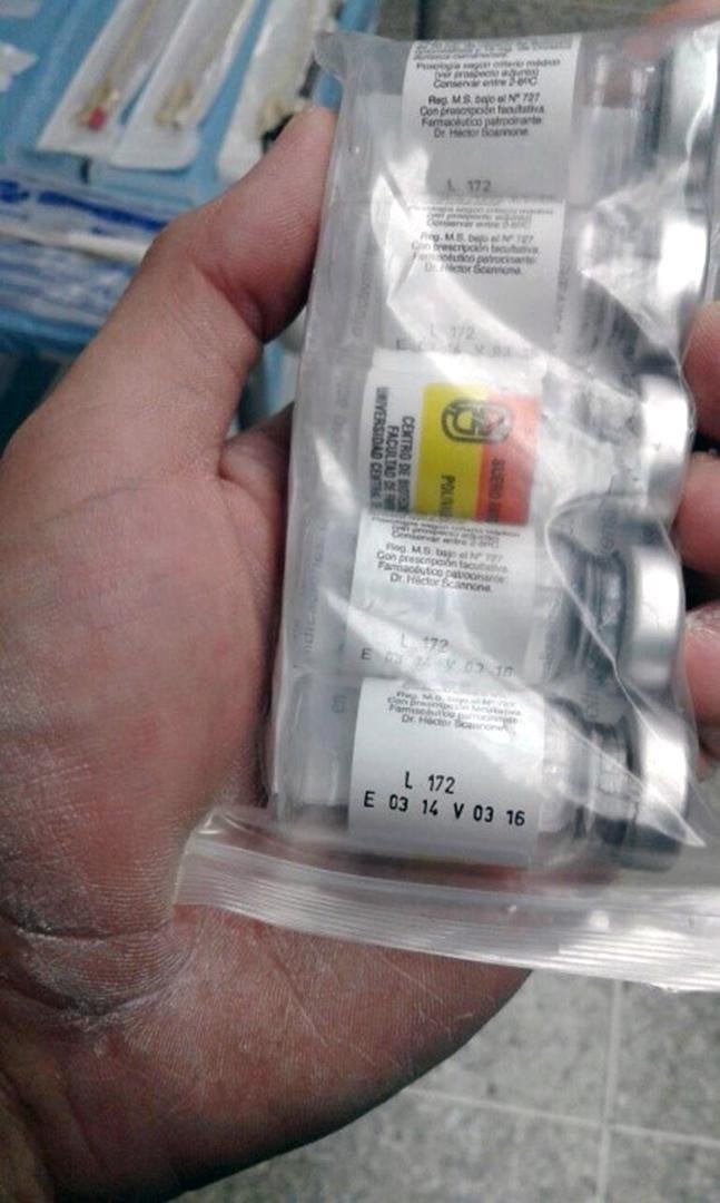 Un médico del hospital Leopoldo Manrique Terrero en Coche, Caracas, muestra frascos de suero antiofídico vencidos utilizados ante la ausencia de nuevos suministros, agosto de 2016. 