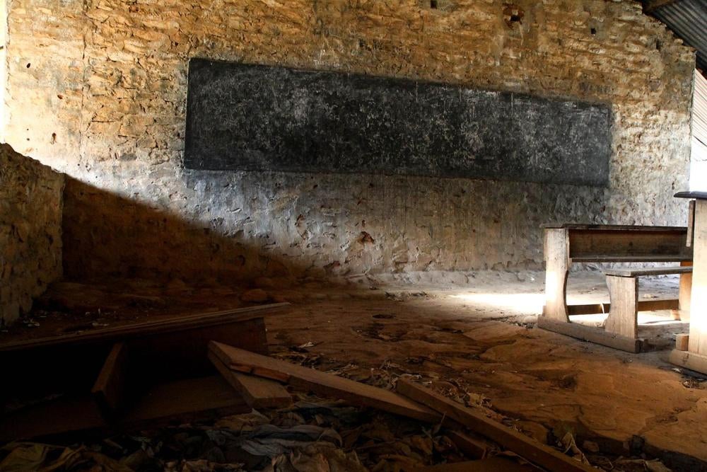 L'école primaire de garçons à Mbrès, en République centrafricaine, qui est essentiellement fermée depuis 2013. Des miliciens de la Séléka affiliés au MPC ont abandonné le bâtiment scolaire en décembre 2016, mais restent basés à quelques mètres de là.