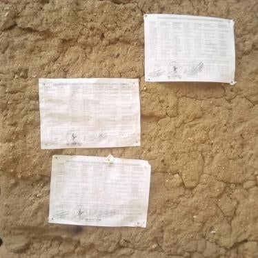 Listes des civils contraints par les militaires à la garde de nuit, collées sur un mur au marché de Mozogo, dans la région de l’Extrême-Nord, au Cameroun. Vers le bas de chaque feuille, sous la liste des noms, figurent ces instructions données par les autorités locales : « Nous prions chaque responsable du groupe et chaque militaire présent au poste de bien vouloir appeler et vérifier celui qui est présent et absent enfin de punir ce dernier. Le départ au poste à 18h00 et la sortie du poste à 4h00. » Avril 