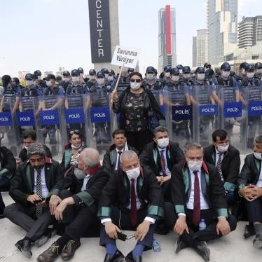 Chairs of Turkey’s provincial bar associations stage a sit-in demonstration after police blocked the group from marching to Ankara to protest a new draft law. The new law is set to divide the legal profession along political lines and has been strongly opposed by bar associations. June 22, 2020. © AP Photo