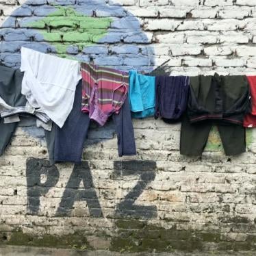 Un grafiti dice "paz" en la ciudad de Tumaco, Colombia, donde operan disidencias de las FARC.
