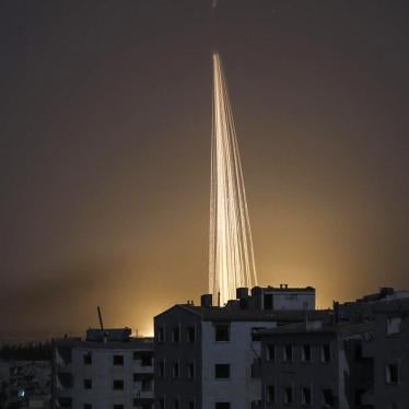 Un arma incendiaria cae sobre el poblado de Kafr Hamrah en Alepo, Siria, el 22 de junio de 2016.