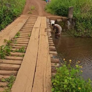 Les soldats qui ont mené l’opération du 1er mars 2020 à Ebam, dans la région du Sud-Ouest au Cameroun, ont garé leurs véhicules aux abords du village, de l’autre côté de la rivière photographiée ici en octobre 2020. 