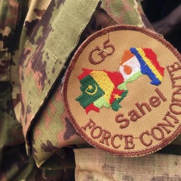 Un soldat monte la garde devant le siège de la force antiterroriste du G5-Sahel au Mali, le 30 mai 2018. 