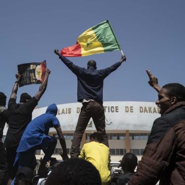 Des manifestants scandent des slogans lors d’une manifestation contre l’arrestation du leader de l’opposition et ancien candidat à l’élection présidentielle Ousmane Sonko, devant le Palais de justice de Dakar, au Sénégal, le 8 mars 2021. 