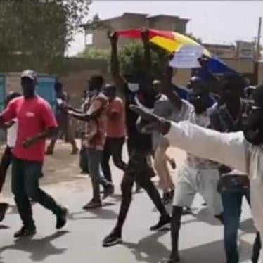 Des personnes manifestent dans une rue de N'Djaména, la capitale du Tchad, le 27 mars 2021, contre la candidature du président Idriss Déby Itno à un sixième mandat lors de l’élection prévue le 11 avril 2021.