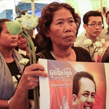 Cambodian people mourning the death of political commentator and human rights defender, Kem Ley, who was shot on July 10, 2016 (credit: LICADHO)