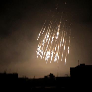 Arma incendiaria cae en Guta Oriental, en las afueras de Damasco, Siria, el 23 de marzo de 2018. 