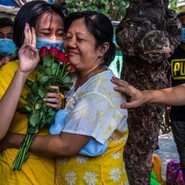 Протестующая, освобожденная из тюрьмы после трех недель заключения, воссоединяется со своей матерью в Янгоне, Мьянма, 24 марта 2021 года. 