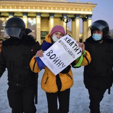 Police detain a demonstrator at a protest against the war in Ukraine, in Lenin Square, Novosibirsk on March 2, 2022.