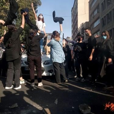 Mujeres iraníes protestan el 1 de octubre de 2022 por la muerte de Mahsa (Jina) Amini tras haber sido detenida por la policía de la moral, en Teherán. 