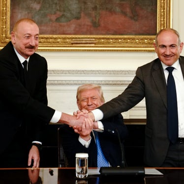 Ilham Aliyev, Azerbaijan's president, from left, US President Donald Trump, and Nikol Pashinyan, Armenia's prime minister, shake hands during a signing ceremony in the State Dining Room of the White House in Washington, DC, US, on August 8, 2025.