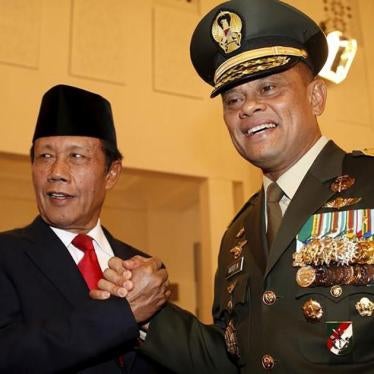 Indonesia's new armed forces commander General Gatot Nurmantyo (R) shakes hands with the new State Intelligence Agency Chief Sutiyoso after they were sworn in at the presidential palace in Jakarta, Indonesia on July 8, 2015. 