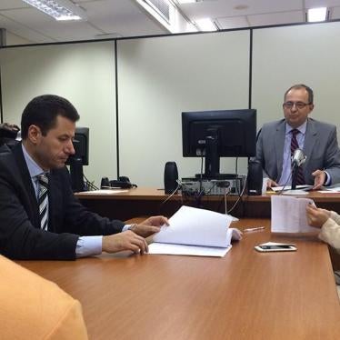 A judge holds a custody hearing for a detainee in São Paulo on May 11, 2015, with the participation of a prosecutor and a public defender.