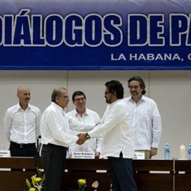 Humberto de la Calle, chief negotiator of Colombia’s government, shakes hands with Iván Márquez