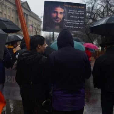 示威人士举着塔利克・巴・欧达（Tariq Ba Odah）的照片，在白宫门外集会抗议关达那摩湾拘留所成立12周年，华盛顿特区，2014年1月11日。