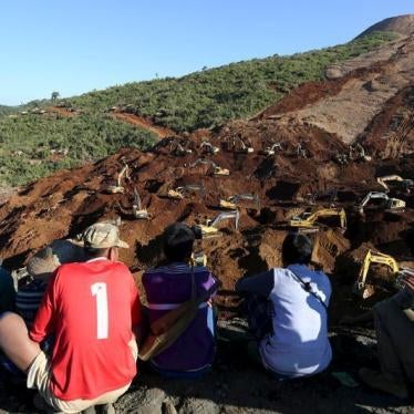 Rescue workers look for bodies of miners killed by a landslide in Hpakant jade mine, at Kachin state, Myanmar November 24, 2015.