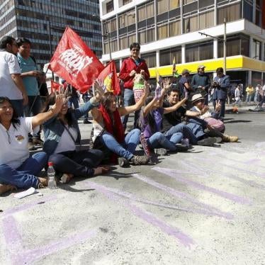 Manifestantes participan en una protesta en Quito el 3 de diciembre de 2015 durante el segundo debate de las enmiendas constitucionales en la Asamblea Nacional.