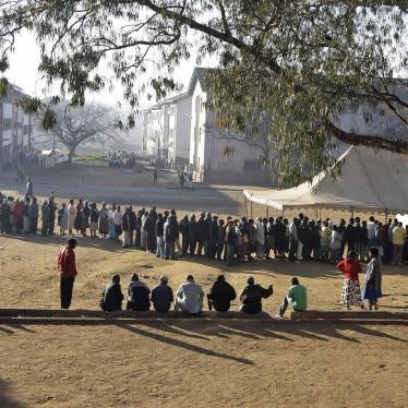 Residents of Zimbabwe's capital, Harare, line up to cast their vote in the country's presidential election on June 27, 2008.
