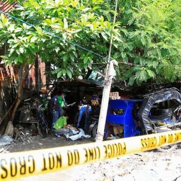 Members of the Philippine National Police (PNP) investigation unit check the body of one of the five suspected drug pushers killed in a police operation in Quiapo city, metro Manila, Philippines July 3, 2016. 