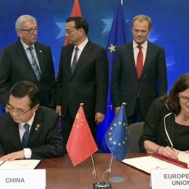 (From L to R) Chinese Minister of Commerce Gao Hucheng, European Commission President Jean Claude Juncker, Chinese Premier Li Keqiang, European Council President Donald Tusk, and European Commissioner for Trade Cecilia Malmstrom attend a signing ceremony.