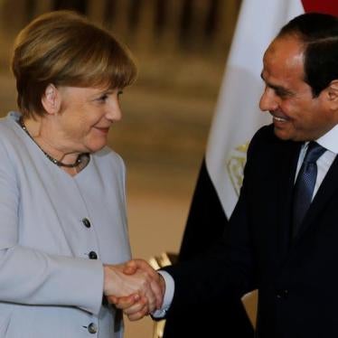 Egypt's President Abdel Fattah al-Sisi and German Chancellor Angela Merkel shake hands following a news conference at the El-Thadiya presidential palace in Cairo, Egypt on March 2, 2017. 