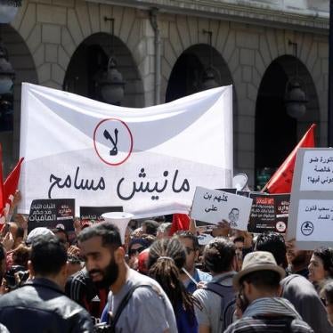 Des Tunisiens manifestent contre un projet de loi qui protègerait des présumés corrompus contre les poursuites, Avenue Habib Bourguiba à Tunis, le 29 avril 2017. La banderole porte l’inscription « Non. Nous n’allons pas pardonner ». 