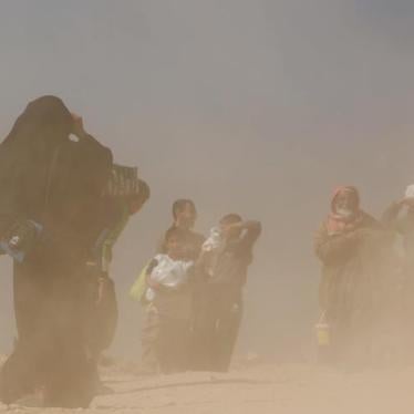 Displaced Iraqis flee their homes as Iraqi forces battle with Islamic State militants, in western Mosul, Iraq March 6, 2017.