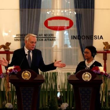 French Foreign Minister Jean-Marc Ayrault and Indonesian Foreign Minister Retno Marsudi hold a media briefing in Jakarta on February 28, 2017.