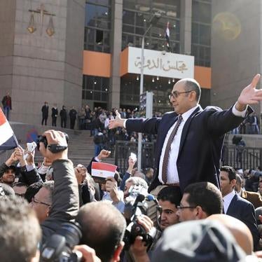 Egyptian lawyer and ex-Presidential candidate Khaled Ali with supporters celebrating a ruling against the Egypt-Saudi border demarcation agreement, January 16, 2017. © 2017 Reuters