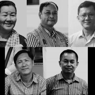 (ទីក្រុងញូវយ៉ក) -  អង្គការឃ្លាំមើលសិទិ្ធមនុស្សបាននិយាយនៅថ្ងៃនេះថា រដ្ឋាភិបាលកម្ពុជាគួរតែដោះលែងអ្នកការពារសិទ្ធិមនុស្ស ៥នាក់ជាបន្ទាន់ ដែលបានចំណាយពេលមួយឆ្នាំនៅក្នុងគុកដោយសារការចោទប្រកាន់ពាក់ព័ន្ធនឹងនយោបាយ។ សមាជិកបច្ចុប្បន្ន ៤រូប និងអតីតសមាជិកមួយរូបនៃសមាគមការ