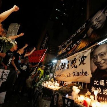 201711Asia_China_Liu Protesters chant slogans to mourn the death of Nobel laureate Liu Xiaobo, outside China's Liaison Office in Hong Kong, China July 15, 2017. 