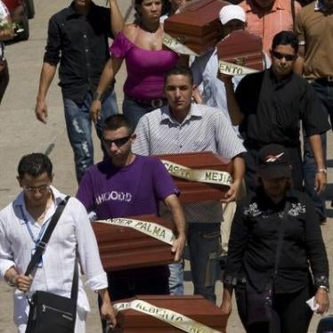 Relatives carry the coffins with the remains of their children during a mass funeral in Barranquilla September 11, 2010. 