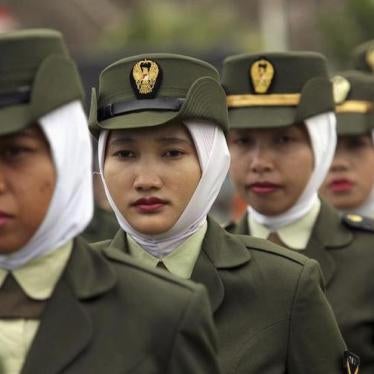 Military personnel take part in a ceremony in Banda Aceh August 17, 2007. REUTERS/Tarmizy Harva 