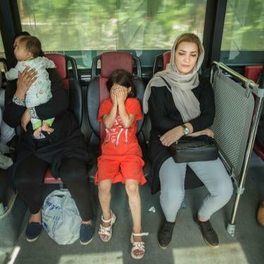 Girl and women ride on a bus in Tehran © Reuters