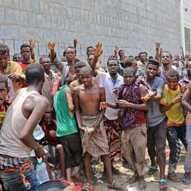 African migrants receive food and water inside a football stadium in the Red Sea port city of Aden in Yemen, on April 23, 2019. © AFP/Getty Images