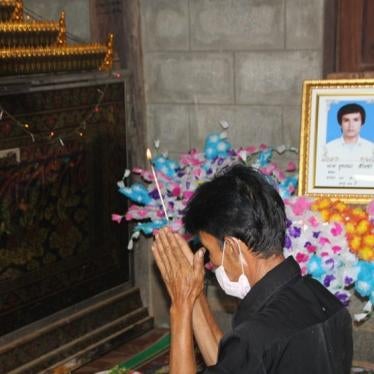 Father of Yuttana Saisa praying at the funeral on April 20, 2020.