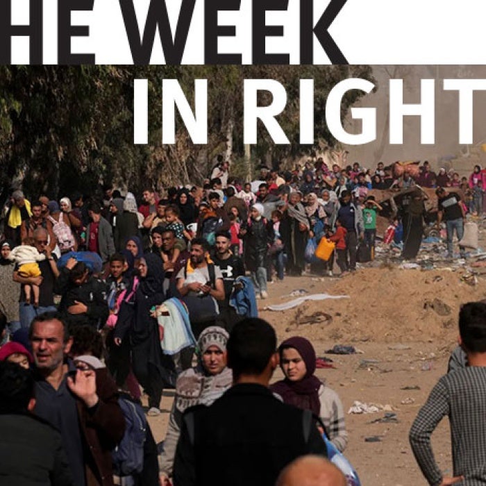 Large crowds carry luggage in Gaza. 